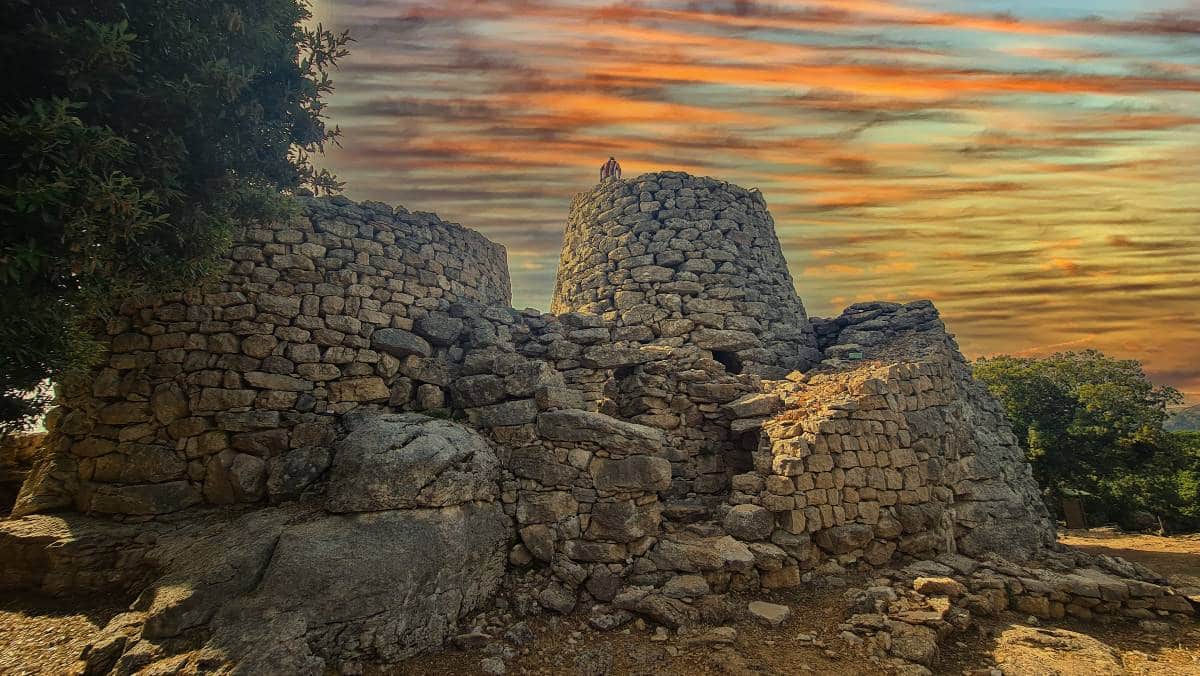 Paesaggio dell'entroterra sardo con nuraghi e colline